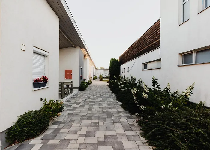 Fuezeskerti Apartmanhaz * Бекессентандраш